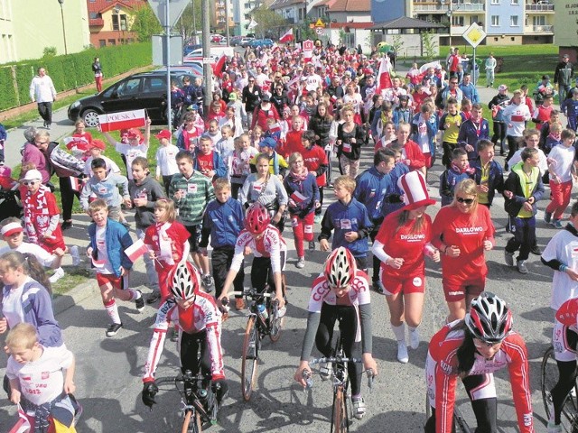 Bieg flagi organizowany co roku w Darłowie przyciąga liczną grupę zainteresowanych mieszkańcow, także tych, którzy nie biegają, a chcą tylko dopingować zawodników.