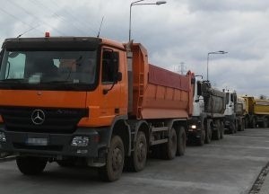 Gmina Przytyk. Przeładowane ciężarówki rozjeździły drogę, będzie 105 tysięcy złotych kary