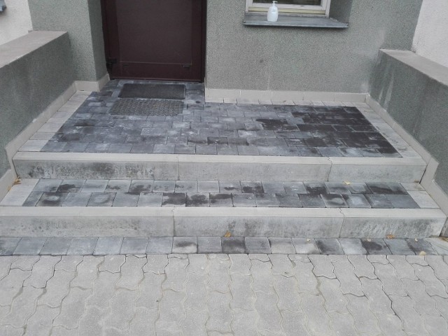 Tak wyglądają schody przy gminnym przedszkolu w Wierzbicy po remoncie.