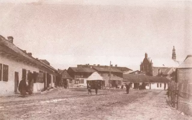 Jedno z najstarszych znanych zdjęć tzw. Małego Rynku – powstało w latach 30. ubiegłego wieku. Widoczna na dalszym planie część dzisiejszej ul. B. Mieszkowskiego ma częściowo zabudowę, która dzisiaj już nie istnieje.