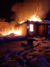 Pożar starego domu w Przechlewie. Ogień powstał od piecyka (ZDJĘCIA) 