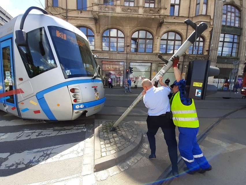 Wykolejenie tramwaju w centrum Wrocławia. Spore utrudnienia (ZDJĘCIA)