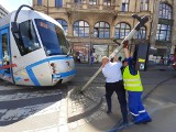 Wykolejenie tramwaju w centrum Wrocławia. Spore utrudnienia (ZDJĘCIA)