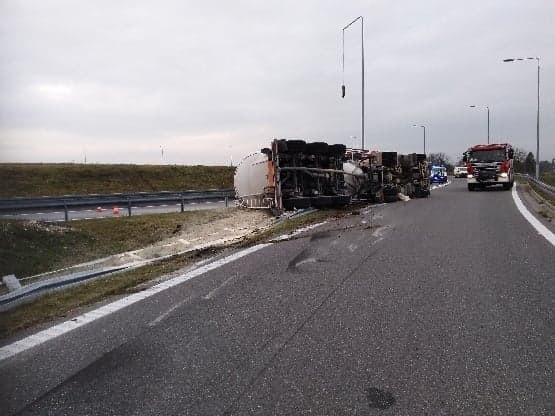Wypadek w Jędrzejowie. Nie żyje kierowca ciężarowego iveco