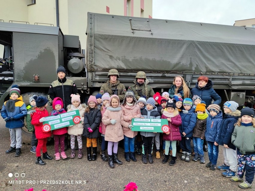 Przedszkolaki z Sokółki wspierają akcję #MuremZaPolskimMundurem. Osobiście podziękowali żołnierzom 