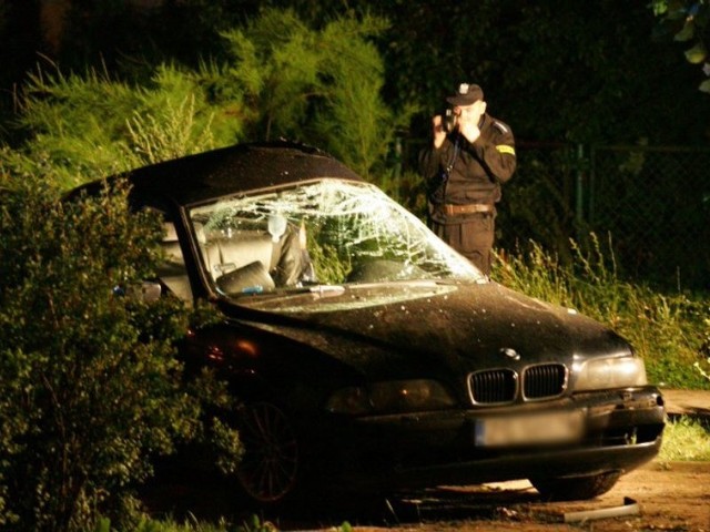 Śmiertelny wypadek na ulicy MieszkaŚmiertelny wypadek na ulicy Mieszka I. Rozpedzone BMW wpadlo w poślizg i uderzylo w drzewo.