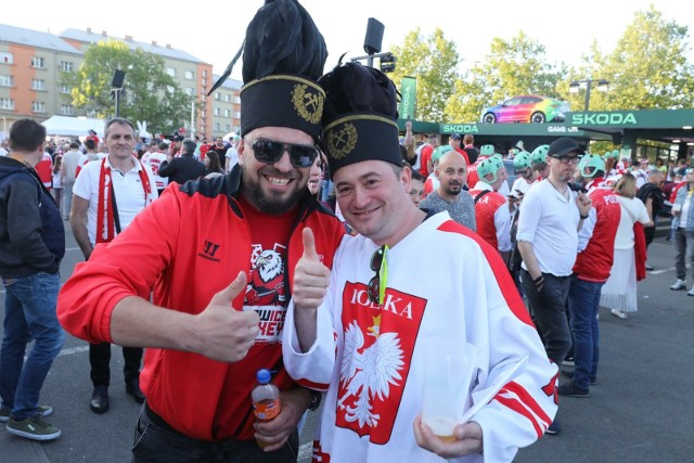 Polscy kibice tłumnie przyjechali do Ostrawy na mecz z Francją w mistrzostwach świata elity  Zobacz kolejne zdjęcia. Przesuwaj zdjęcia w prawo - naciśnij strzałkę lub przycisk NASTĘPNE