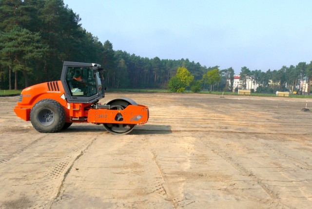 Ruszyły z kopyta prace przy modernizacji pełnowymiarowego boiska piłkarskiego z nawierzchnią ze sztucznej trawy. Opóźnienie prac miało związek z protestami firm, które przegrały przetarg.