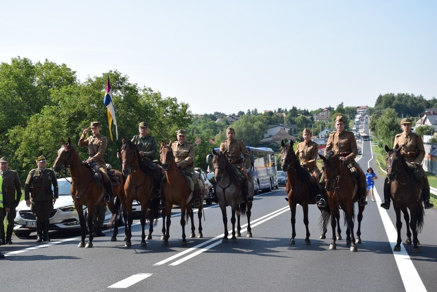 Kadrówka na granicy zaborów. Hołd dla bohaterów sprzed 105 lat i odznaczenia dla ułanów