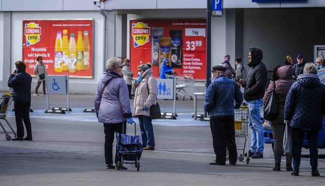 Nowe zalecenia wprowadzone przez rząd odnośnie walki z koronawirusem spowodowały, że przed sklepami w całym kraju ustawiają się ogromne kolejki ludzi, którzy chcą zrobić zakupy. Nie inaczej jest w Toruniu. Zobaczcie na zdjęciach jak ludzie cierpliwie oczekują, aby wejść do sklepów!