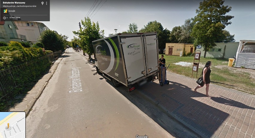 Przyłapani przez kamerę Google Street View na wakacjach w...