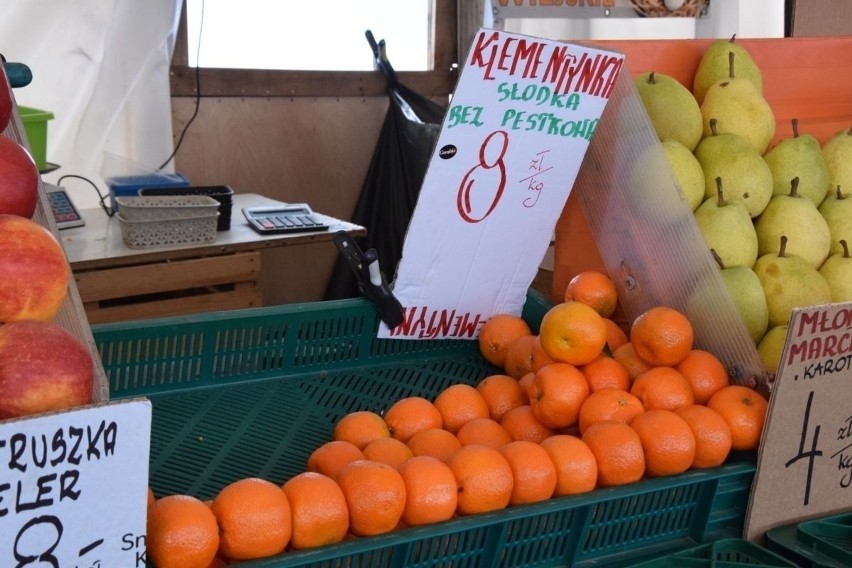 Na bazarach ceny za pomarańcze i mandarynki są różne. Nieco...