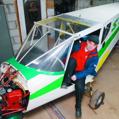Zbigniew Kędziora składał ten samolot z kolegą przez pół roku. Niedługo wystartuje i w ten sposób spełni swoje kolejne marzenie. Bo w tym zakresie jest specjalistą - z lotniczej pasji uczynił sposób na życie.