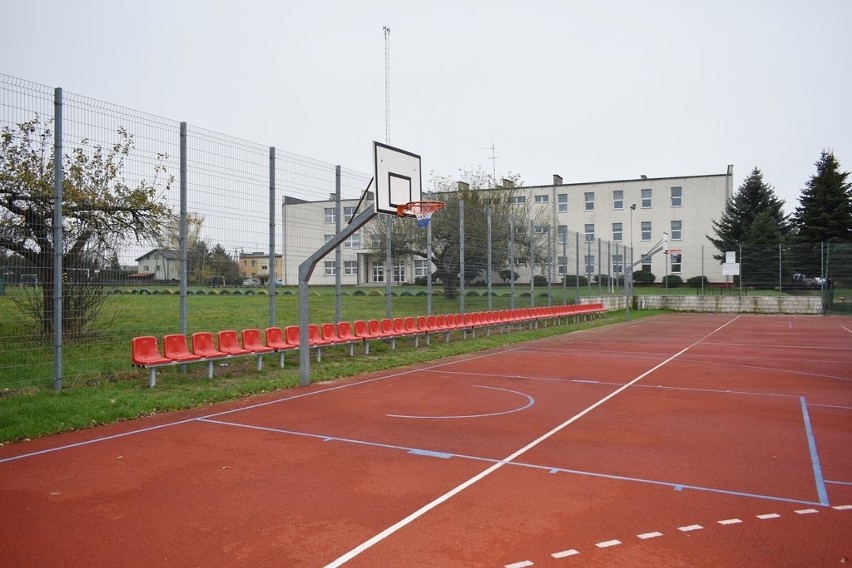 Uczniowie w Rusinowie maja już odremontowane boisko szkolne.