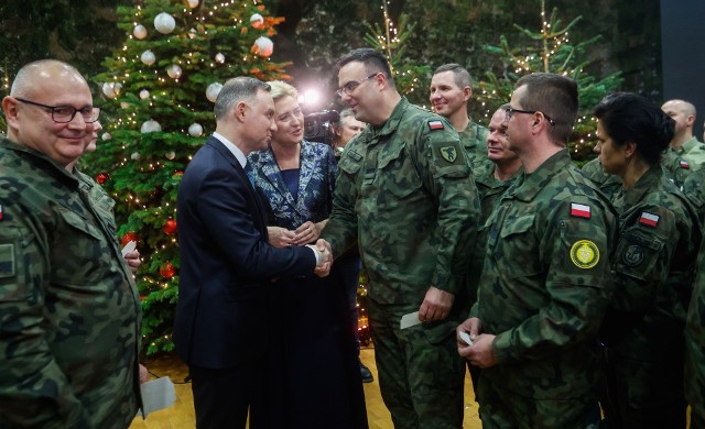 Po części oficjalnej  żołnierz i oficerowie zaczęli łamać się opłatkiem. Do pary prezydenckiej utworzyła się długa kolejka tych, którzy chcieli złożyć jej życzenia świąteczne.