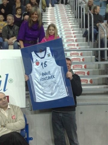 Oryginalną koszulkę z autografami koszykarzy wylicytowano za 1000 zł