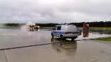 Zderzenie samolotu z samochodem. Na lotnisku Białystok-Krywlany doszło do widowiskowych ćwiczeń służb ratowniczych (ZDJĘCIA)