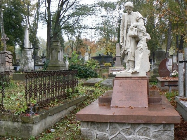 Dzięki kweście odnowiono w tym roku kamienny nagrobek powstańca styczniowego Władysława Radziejowskiego, obok żeliwne ogrodzenie nagrobka, które wymaga zabezpieczenia.