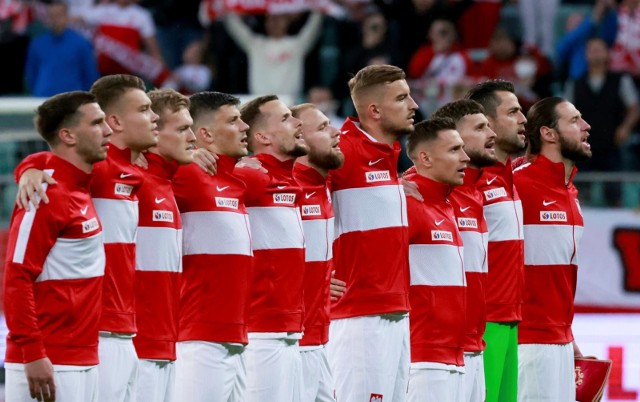 PZPN oficjalnie zgłosił do UEFA listę reprezentantów Polski powołanych na nadchodzące mistrzostwa Europy. Biało-Czerwoni wybrali też numery, z jakimi będą występować. Zobacz, jak prezentuje się reprezentacja Paulo Sousy!Uruchom i przeglądaj galerię klikając ikonę "NASTĘPNE >", strzałką w prawo na klawiaturze lub gestem na ekranie smartfonu