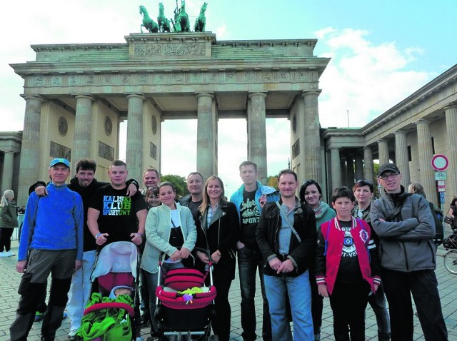 Grupa kaliskich biegaczy z rodzinami już po maratonie BMW Berlin