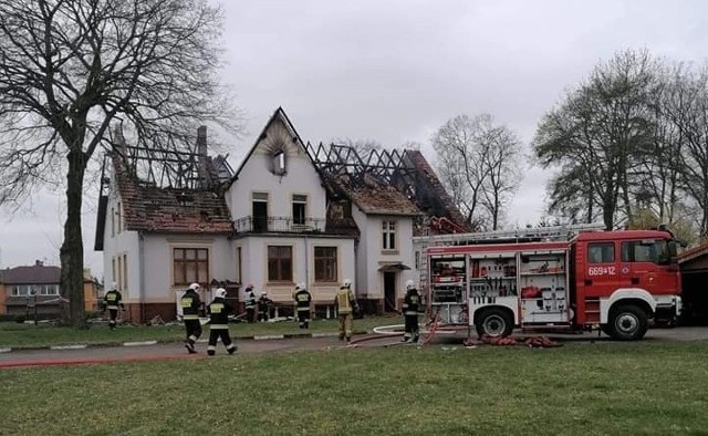 W środę wczesnym rankiem w XIX-wiecznym pałacu w Sławianowie w powiecie złotowskim wybuchł pożar. Zapalił się dach budynku.