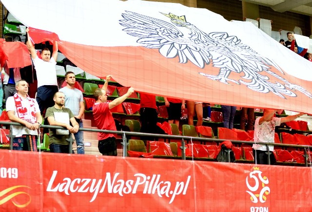 W czwartek, 24 października  w Zielonej G&oacute;rze rozpoczął się eliminacyjny turniej do mistrzostw świata w futsalu. Kibice z przyjemnością oglądali zmagania futbolist&oacute;w. Futsal jest bardzo widowiskowy. Tu liczy się technika, szybkość i precyzja. Kibice coraz bardziej lubią tę odmianę futbolu. W turnieju eliminacyjnym w Zielonej G&oacute;rze o dwa premiowane awansem miejsca walczą: Polska, Gruzja, Finlandia i Hiszpania. Ten ostatni zesp&oacute;ł wydaje się poza zasięgiem pozostałych, więc walka o awans rozegra się między Polską. Finlandią i Gruzją. Zobaczcie, jak zielonog&oacute;rscy kibice dopingowali Polak&oacute;w w  czwartkowy wiecz&oacute;r w meczu z Gruzją &gt;&gt;&gt;WIDEO: Reprezentacja Polski futsalu trenowała w Koszalinie, w hali widowiskowo-sportowej&lt;script async defer class=&quot;XlinkEmbedScript&quot; data-width=&quot;640&quot; data-height=&quot;360&quot; data-url=&quot;//get.x-link.pl/b51552d0-3837-c4e4-408d-3b5dd07c1247,c71024de-c3a4-2c13-35c0-5e2de1226fc3,embed.html&quot; type=&quot;application/javascript&quot; src=&quot;//prodxnews1blob.blob.core.windows.net/cdn/js/xlink-i.js?v1&quot;&gt;&lt;/script&gt;