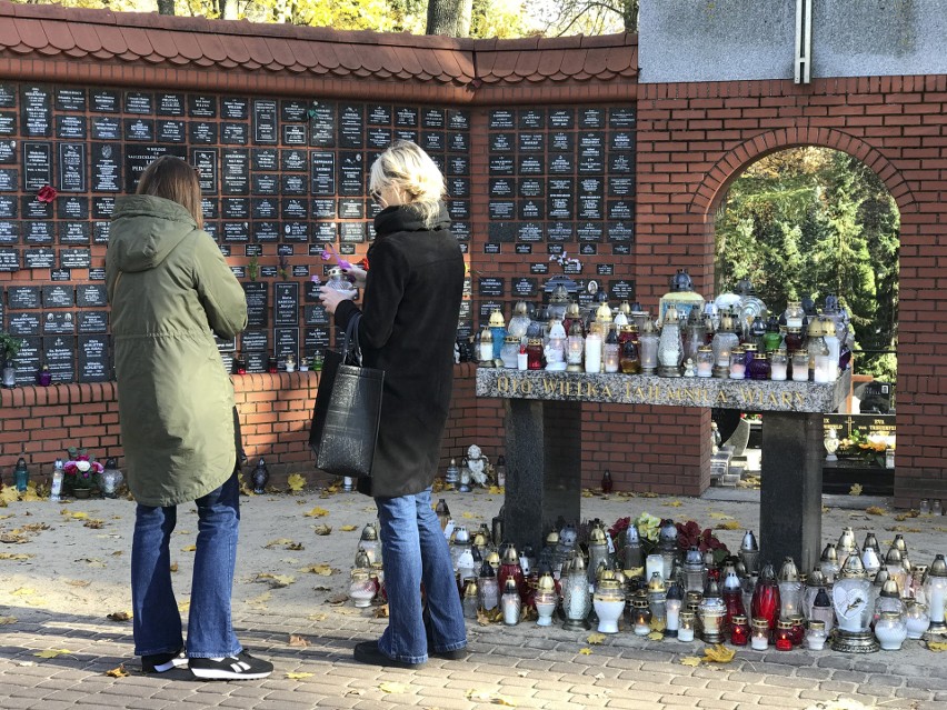 Słupszczanie ruszyli na cmentarze. Przygotowania do Wszystkich Świętych