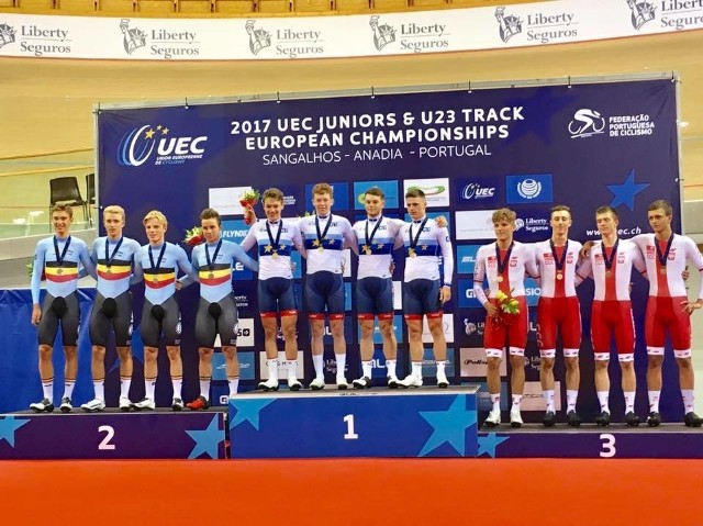 Podium młodzieżowych mistrzostw Europy w wyścigu drużynowym na dochodzenie. Trzeci z prawej Bartosz Rudyk z ALKS Stal Grudziądz