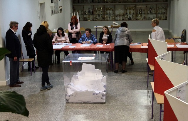 O godzinie 21  zamknięto lokale wyborcze w całym kraju. I rozpoczęto przygotowania do liczenia głosów oddanych w niedzielnych wyborach. Przygotowaniom w lokalu komisji na osiedlu Strzemięcin przyglądał się nasz fotoreporter. Jak wynikało ze wstępnych szacunków frekwencja w tym lokalu przekroczy 50 procent!Wybory Samorządowe 2018 - Twój głos się liczy.