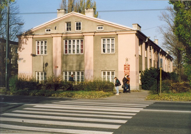 W tym budynku - obecnie ul. Poniatowskiego 1, mieściły się...