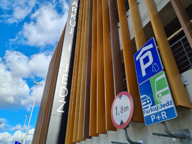System P&R tworzy w Bydgoszczy 5 parkingów. Od piątku (27.10) można pobrać specjalną aplikację na telefon, która wskaże m.in. zajętości parkingów.