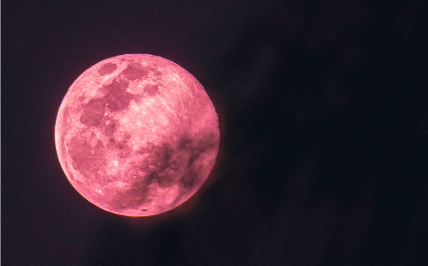 Różowy Księżyc to jedna z najjaśniejszych pełni Księżyca w...