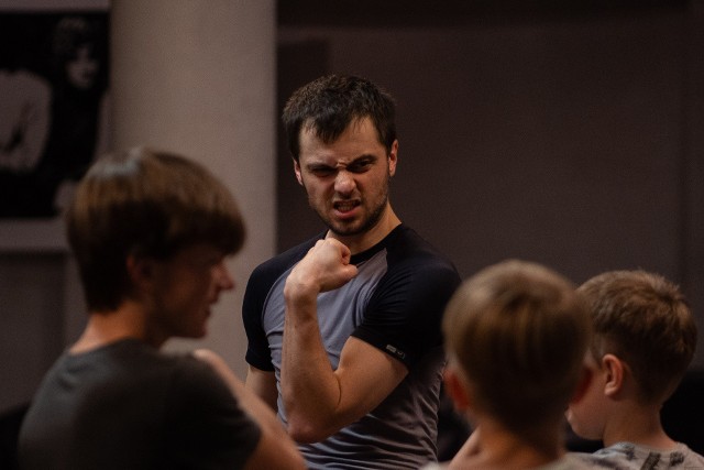 Warsztaty prowadzi Paweł Urbanowicz - aktor-tancerz, choreograf, pedagog, absolwent Wydziału Teatru Tańca w Bytomiu Państwowej Wyższej Szkoły Teatralnej im. L. Solskiego w Krakowie