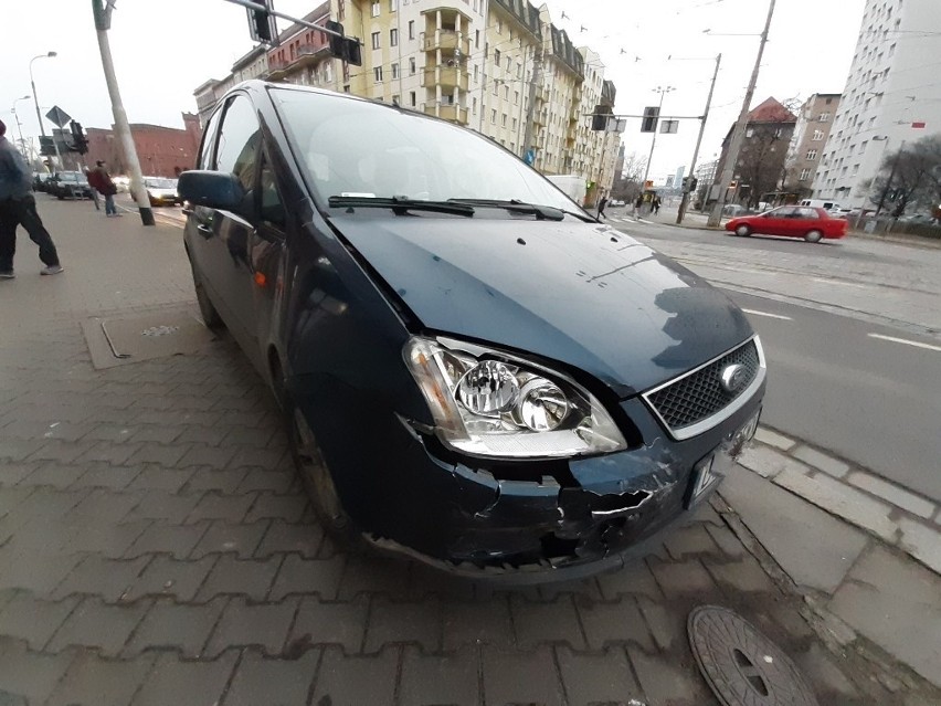 Wypadek na skrzyżowaniu ul. Pomorskiej, Jagiełły i Dubois we...