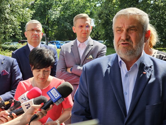 W poniedziałkowej konferencji wzięli udział parlamentarzyści: Joanna Borowiak, Jan Krzysztof Ardanowski, Zbigniew Girzyński, przedstawiciele posłanki Anny Gembickiej i posła Mariusza Kałużnego. Pojawił się  również wiceprezydent Adrian Mól, przedstawiciele PiS z Rady Miasta i Sejmiku Województwa, a także pełnomocniczka toruńskich struktur partii, wicekurator Maria Mazurkiewicz.