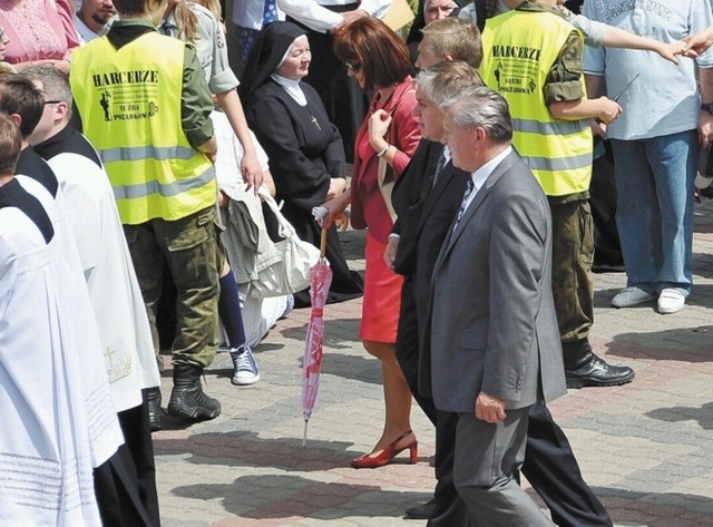 Białystok, 30 maja 2013 roku, procesja Bożego Ciała. Zaraz za celebrantem w pierwszym szeregu, w odstępie jednego metra od pary prezydenckiej,idą Krzysztof Jurgiel i Jan Dobrzyński.