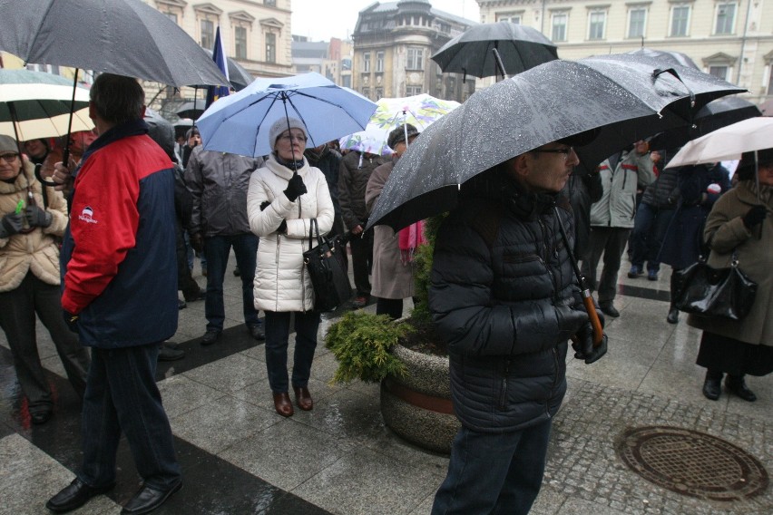 Manifestacja KOD w Bielsku-Białej w strugach deszczu [ZDJĘCIA]