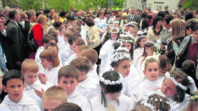 Zorganizowanie przyjęcia, strój dla dziecka i dla nas, dodatki, kwiaty, fotograf, prezenty... uff, wydatków, jakie wiążą się z przygotowaniem Pierwszej Komunii Świętej jest ogrom. Firmy zacierają ręce z zadowolenia