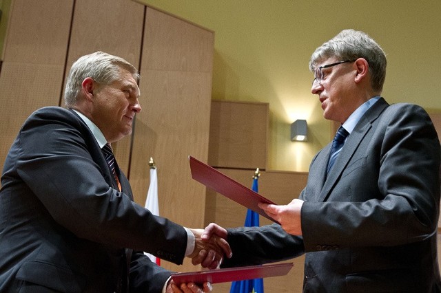 Prezydent Białegostoku Tadeusz Truskolaski i wiceprezes Polskiej Agencji Rozwoju Przedsiębiorczości (PARP) Dariusz Szewczyk podpisali w środę w Białymstoku umowę.