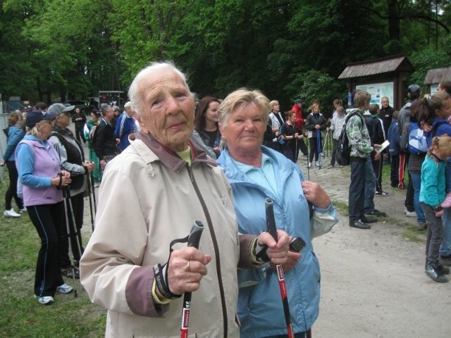 (Od lewej) Stefania Szymczak i Jadwiga Skowrońska i tym razem wzięły udział w marszuw Zielonym Lesie.