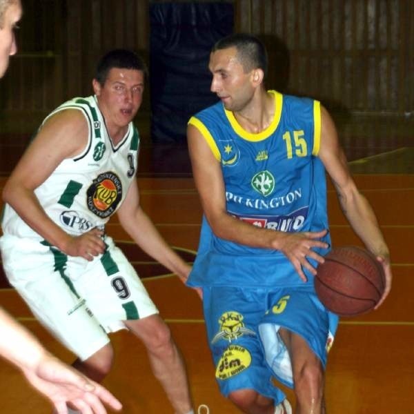 Koszykarze tarnobrzeskiej Siarki (z piłką Michał Marciniak) w przedsezonowych spotkaniach grali niespodziewanie słabo.