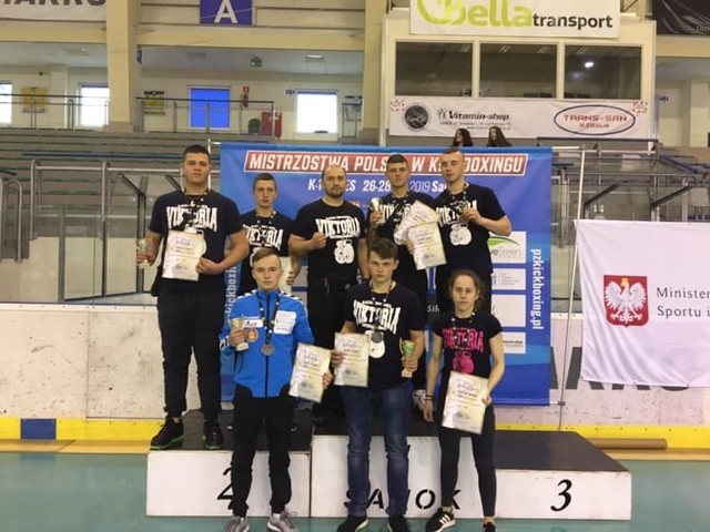 W ostatni weekend w Sanoku odbyły się mistrzostwa Polski juniorów i seniorów w Kick-boxingu w formule K1 Rules. Reprezentanci Viktorii Szydłowiec wywalczyli jeden złoty, dwa brązowe i aż cztery srebrne medale.W zawodach wzięło udział blisko 260 kick-boxerów startujących z 78 klubów z całej Polski. Viktoria Szydłowiec tym razem wystawiła sześciu zawodników i jedną zawodniczkę. Wszyscy bardzo dobrze się zaprezentowali i zdobyli cenne medale.- Liczyłem, że Kacper Zaborski był w stanie sięgnąć po tytuł mistrza kraju, był świetnie dysponowany, a świ-adczy o tym choćby fakt,  że w walce półfinałowej pokonał przeciwnika z Piotrkowa Trybunalskiego jednocześnie rewanżując mu się za porażkę z przed trzech tygodni podczas mistrzostw Polski w formule low-kick. Tym razem Kacper wygrał jednogłośną decyzją sędziów. Uważam, że to właśnie ten przeciwnik był najtrudniejszy do pokonania przez naszego zawodnika. Kacper od pierwszego gongu do końca walki realizował założenia taktyczne a efektem była jednogłośna wygrana. W walce finałowej niestety popełnił błąd i po silnym ciosie w korpus nie był w stanie kontynuować walki przegrywając przed czasem. Ale to się zdarza w sportach walki nawet najlepszym. Uznajmy to za wypadek przy pracy. Cieszę się bardzo z postępów Mateusza Dzika i Bartosza Gocela. Z Nowego Targu wrócili bez medali a tym razem stanęli na podium - podsumowuje występ swoich podopiecznych Paweł Surdy.Kolejnym turniejem w którym zawodnicy z Szydłowca wezmą udział będzie czerwcowy puchar Polski  w formule K1 oraz Kick-light który odbędzie się w Bałtowie. - Planujemy wystawić 15 osobową reprezentację. Oprócz juniorów oraz seniorów zadebiutują także kadeci, ale oni już w nieco lżejszej formule walki jaką jest Kick-light - kończy Surdy.