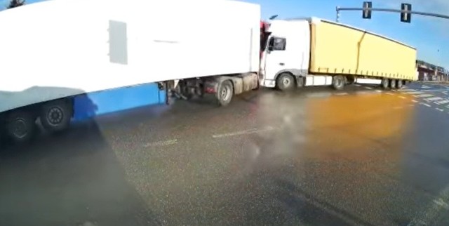 Policja w Środzie Wielkopolskiej publikuje nagranie zdarzenia drogowego, do którego doszło 17 stycznia tego roku. Dwie ciężarówki zderzyły się ze sobą, a w kolizji ucierpiały też inne auta. Wideo ma przestrzegać przed nieuwagą na drodze. 