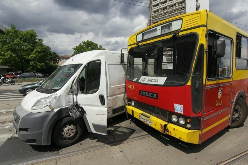 Wypadek na placu Grunwaldzkim. Bus wjechał w autobus MPK (ZDJĘCIA)