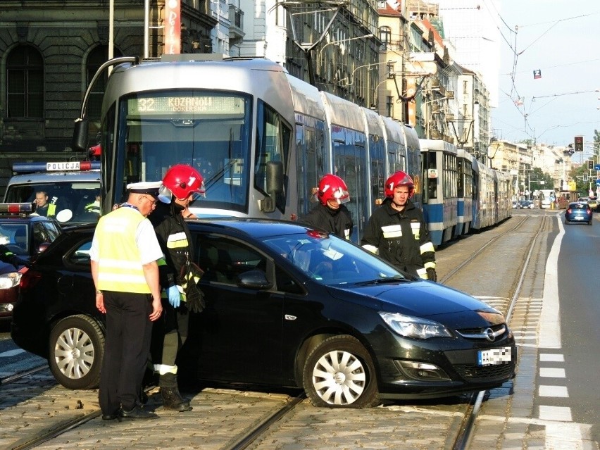 Wrocław: Wypadek na Piłsudskiego. Zderzenie auta z tramwajem linii 32 (ZDJĘCIA)