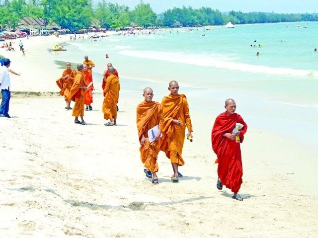 Buddyjskich mnichów można dziś spotkać i na plaży w Sihanoukville. Za rządów Pol Pota wszelkie praktyki religijne były zakazane.