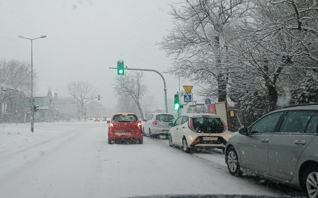 Na ulicach Tarnowa panują we wtorek (16 stycznia) fatalne warunki do jazdy samochodem
