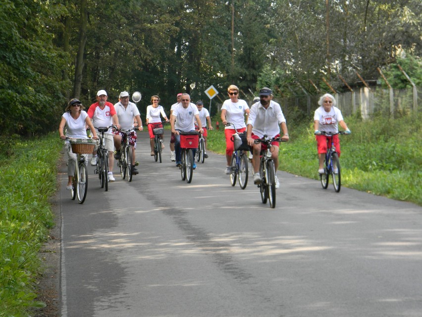 Seniorzy z Tarnobrzega na rowerach przejechali 100 kilometrów na 100-lecie niepodległości