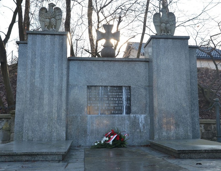 Powiat wodzisławski uczcił ofiary Marszu Śmierci. 78 lat temu Niemcy pognali wycieńczonych więźniów Auschwitz-Birkenau na Zachód. ZDJĘCIA