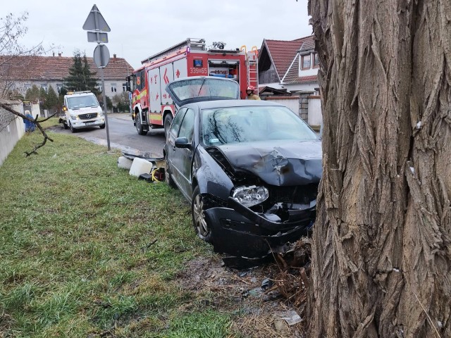 Groźnie wyglądający wypadek wydarzył się w miejscowości Gądów pod Wrocławiem. W poniedziałek 27 lutego rano, młody kierowca volkswagena stracił panowanie nad kierownicą, zjechał na pobocze i uderzył w drzewo. Auto zapaliło się. Na miejscu interweniuje straż pożarna.